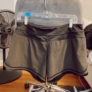 SPEED UP SHORTS LULUEMON SIZE 8